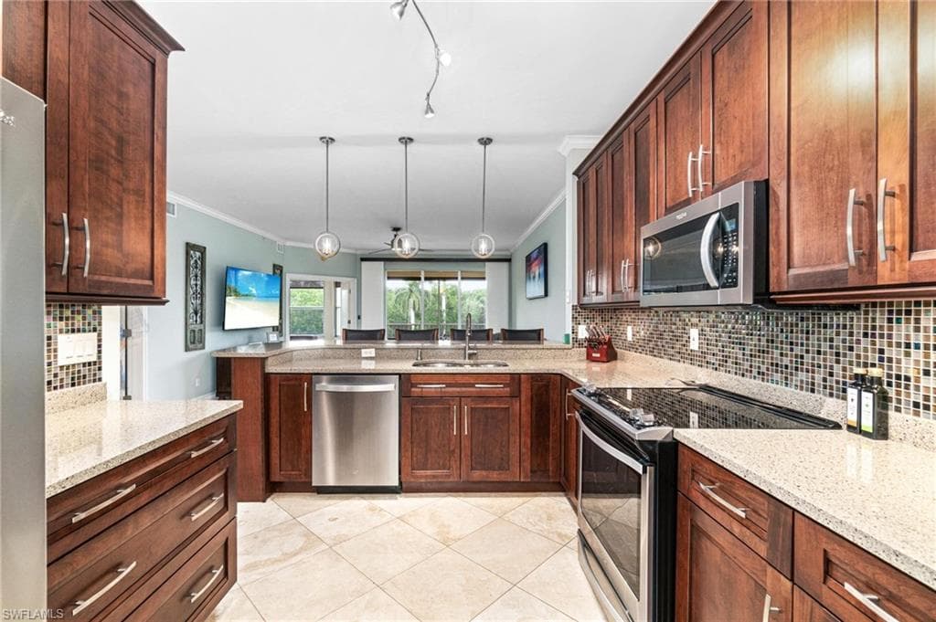 4650 Yacht Harbor Dr 125, Naples, FL 34112-5