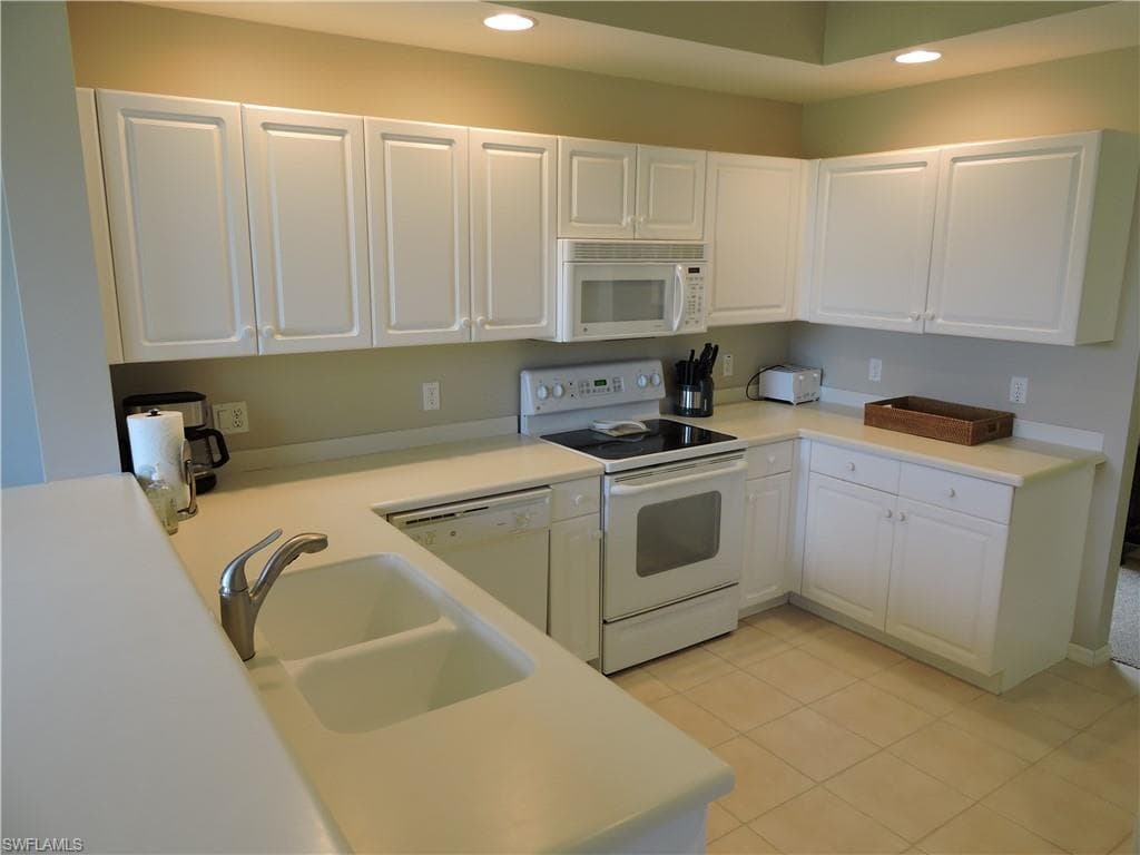 3365 Grand Cypress Dr 102, Naples, FL 34119-5