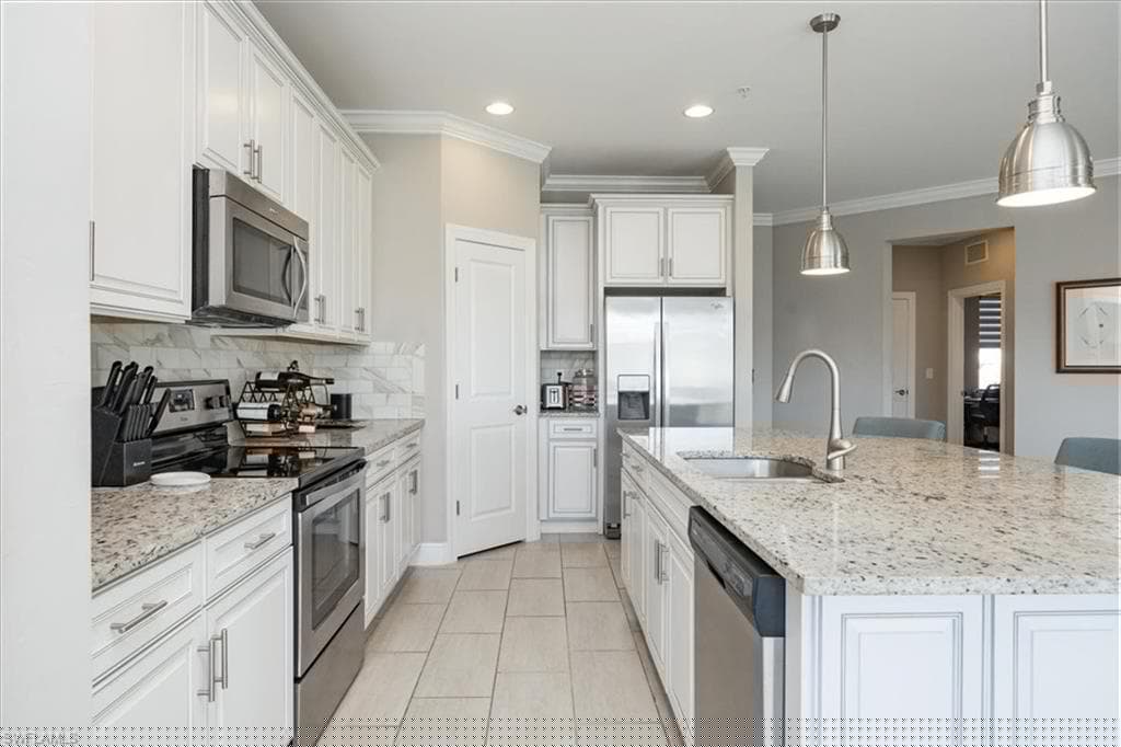 15148 Palmer Lake Cir 202, Naples, FL 34109-7