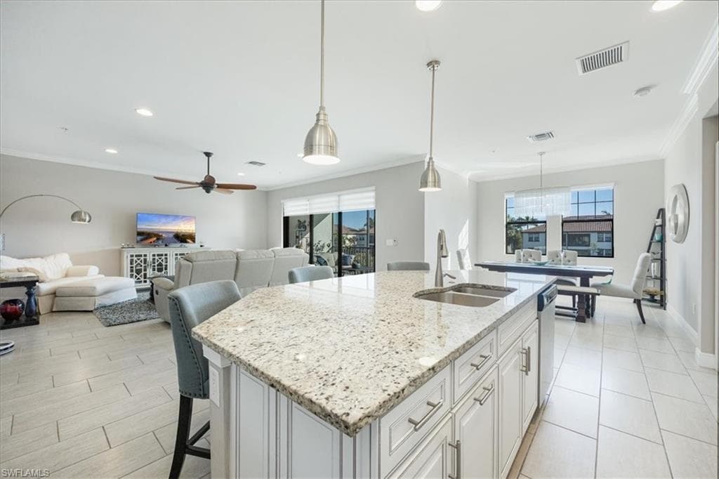 15148 Palmer Lake Cir 202, Naples, FL 34109-8
