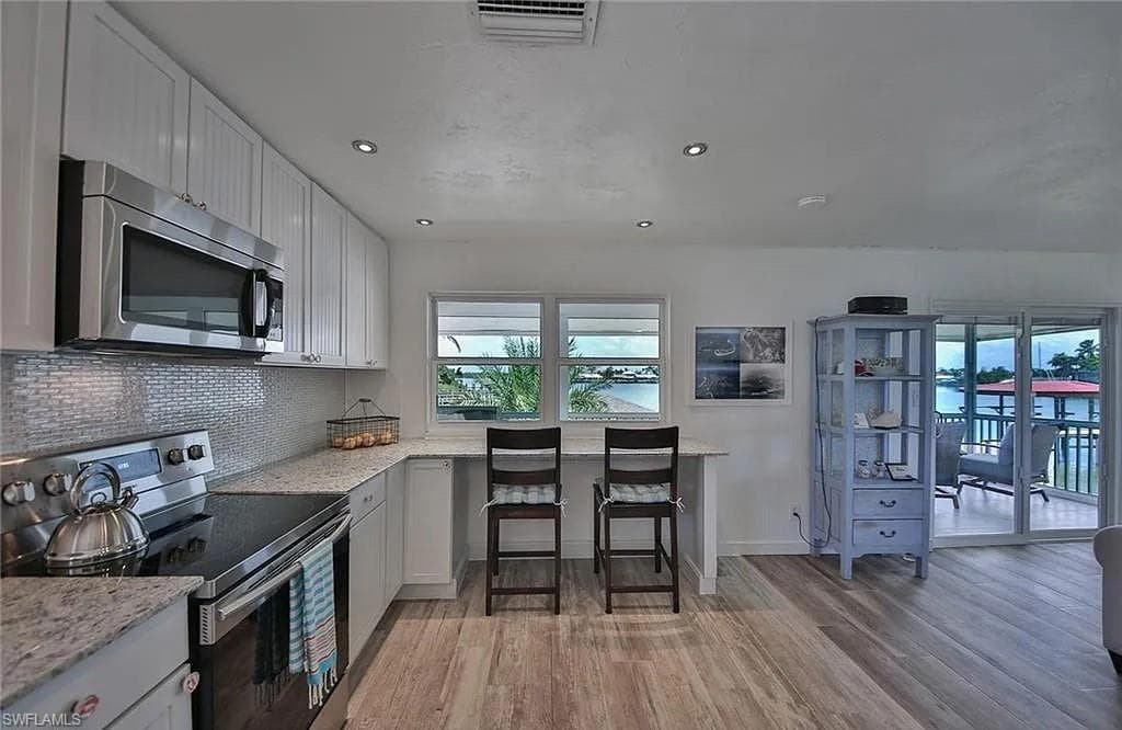 31 Pelican St W, Naples, FL 34113-11