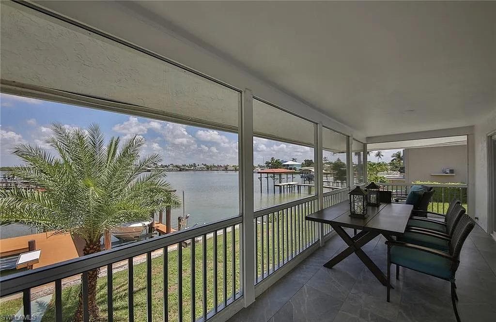 31 Pelican St W, Naples, FL 34113-15