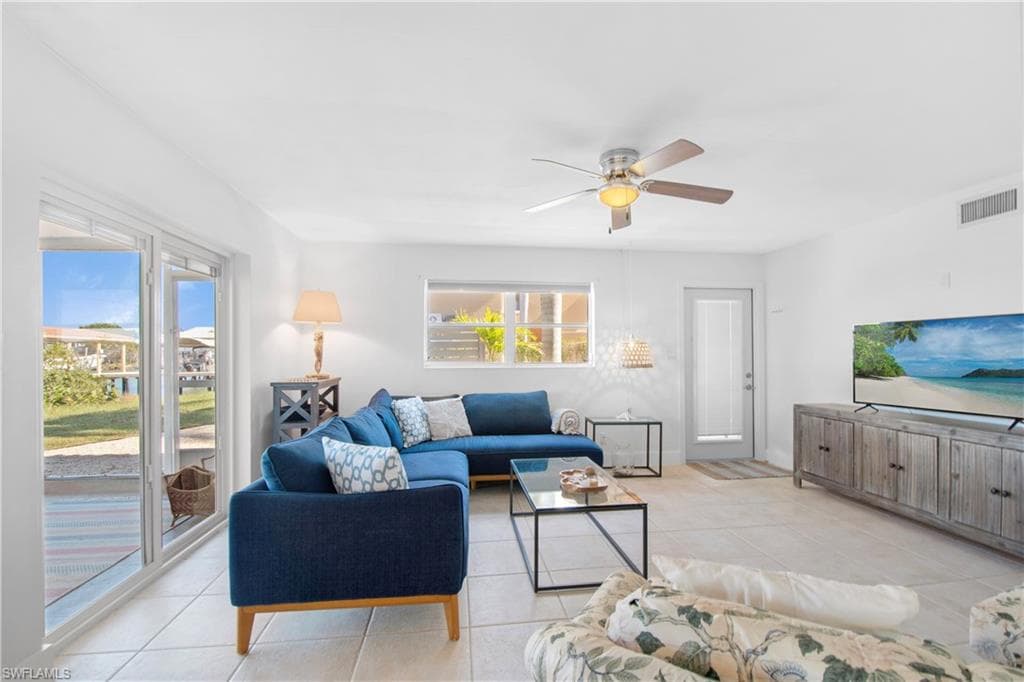 31 Pelican St W, Naples, FL 34113-16