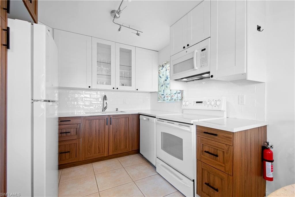 31 Pelican St W, Naples, FL 34113-18