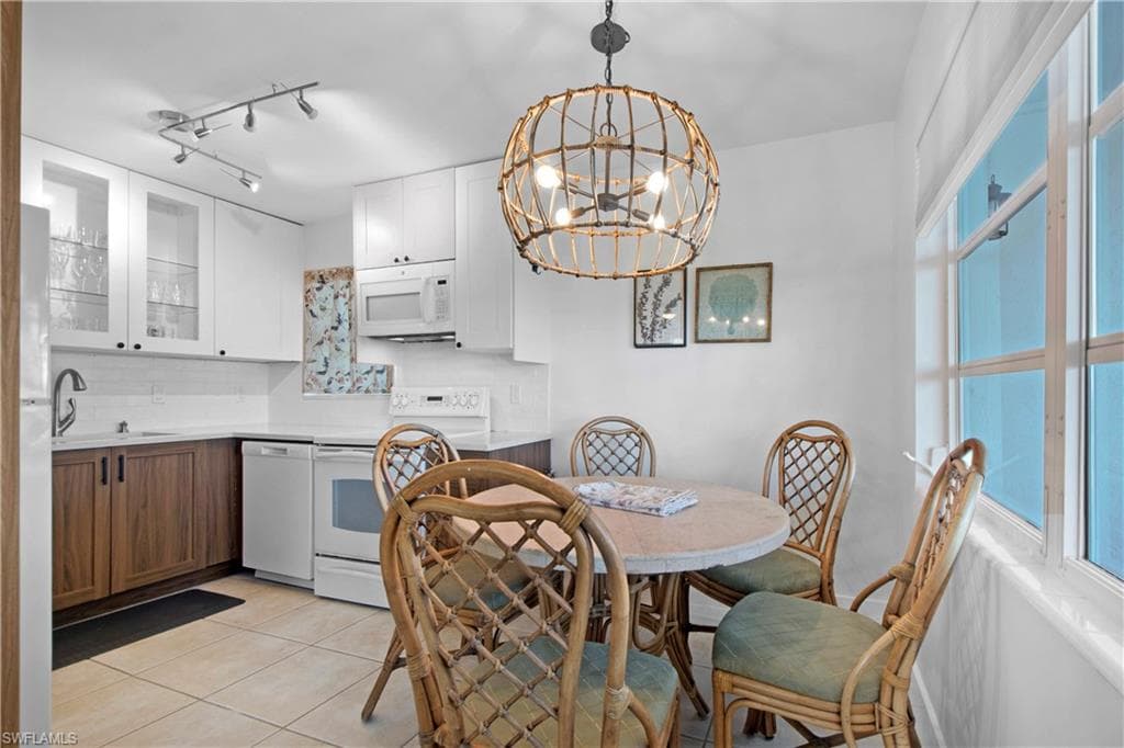 31 Pelican St W, Naples, FL 34113-19