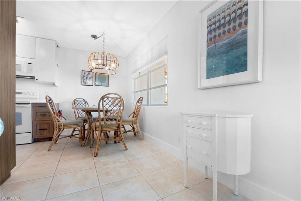 31 Pelican St W, Naples, FL 34113-20