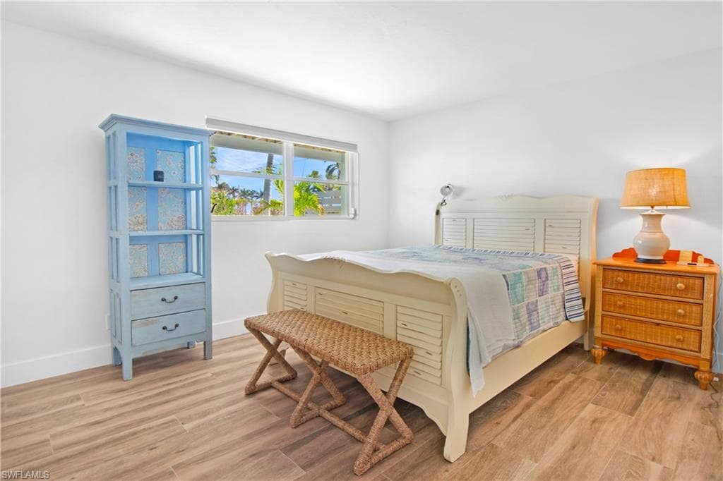 31 Pelican St W, Naples, FL 34113-23