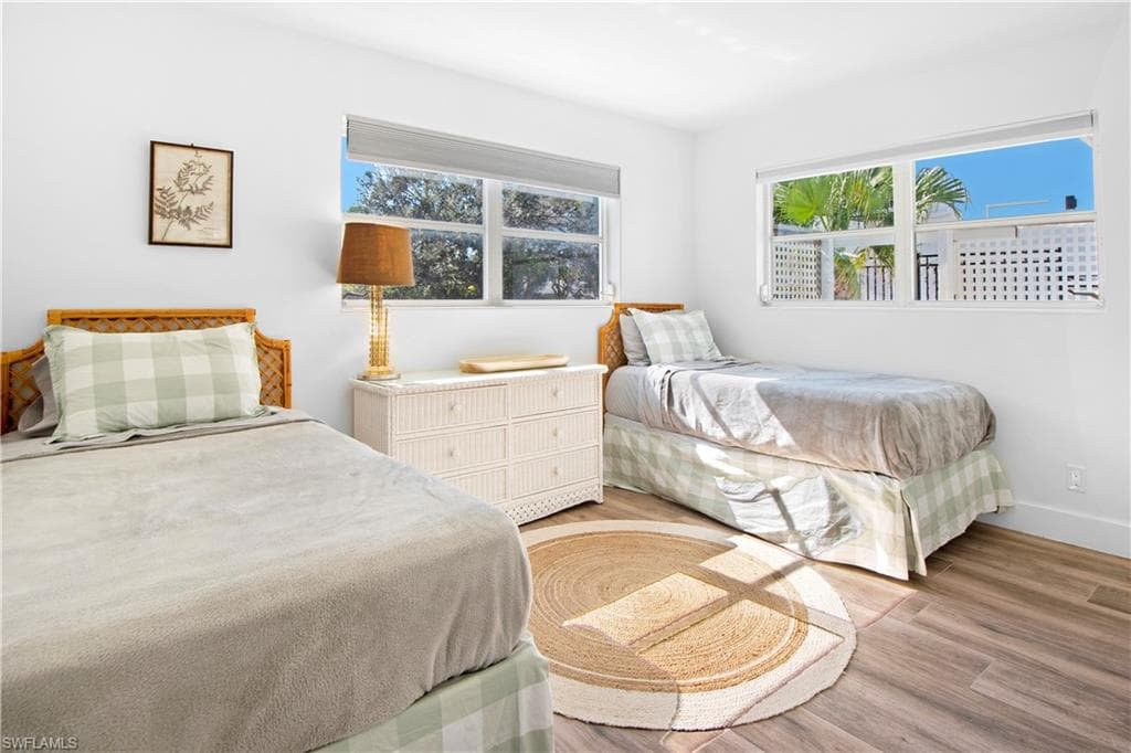 31 Pelican St W, Naples, FL 34113-24