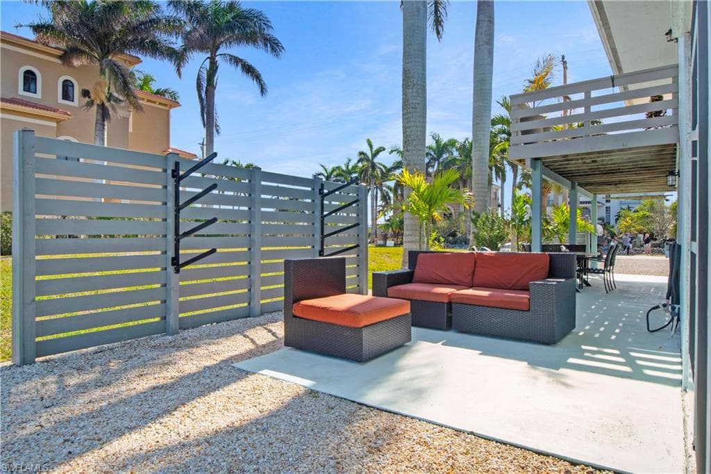 31 Pelican St W, Naples, FL 34113-31