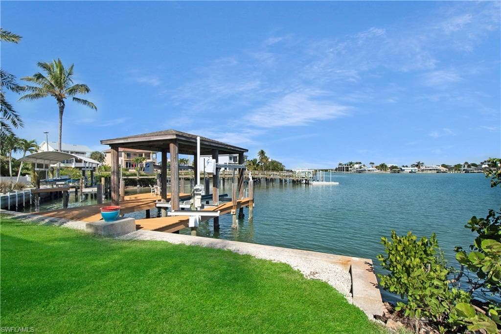 31 Pelican St W, Naples, FL 34113-33
