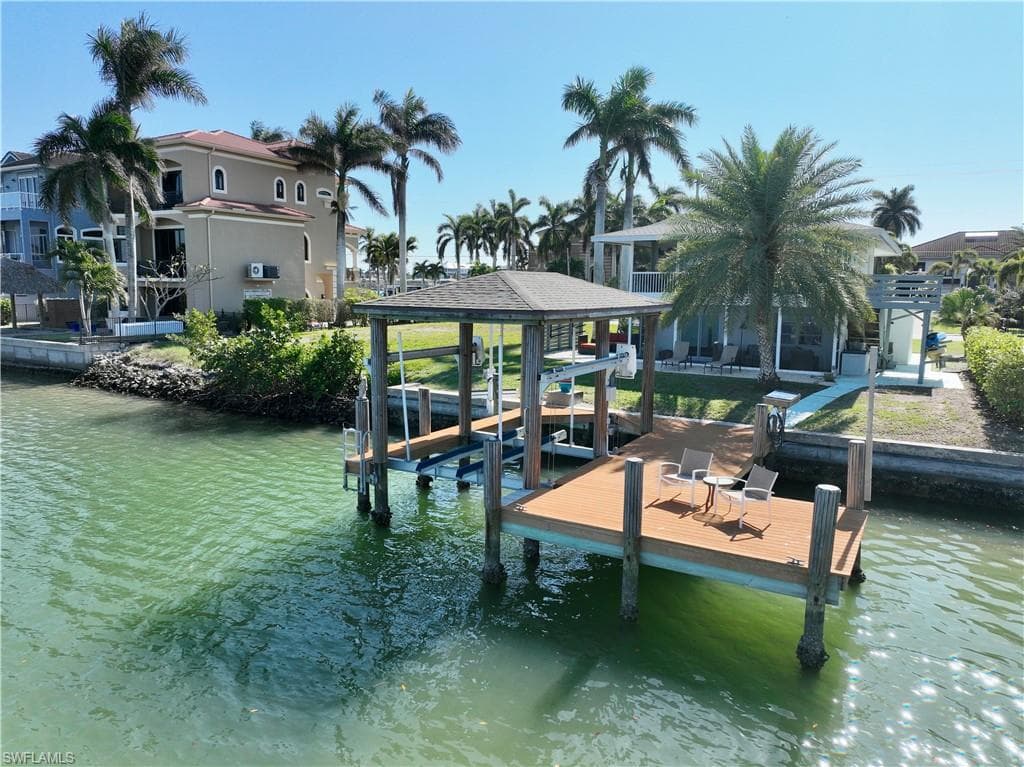 31 Pelican St W, Naples, FL 34113-40