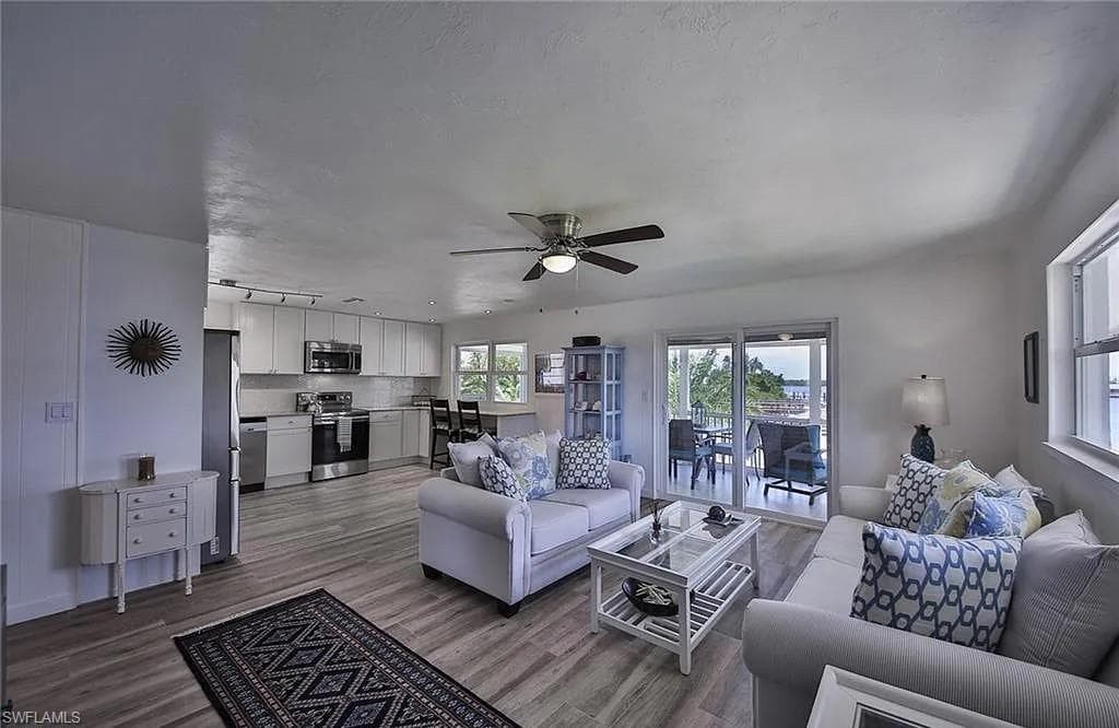 31 Pelican St W, Naples, FL 34113-7