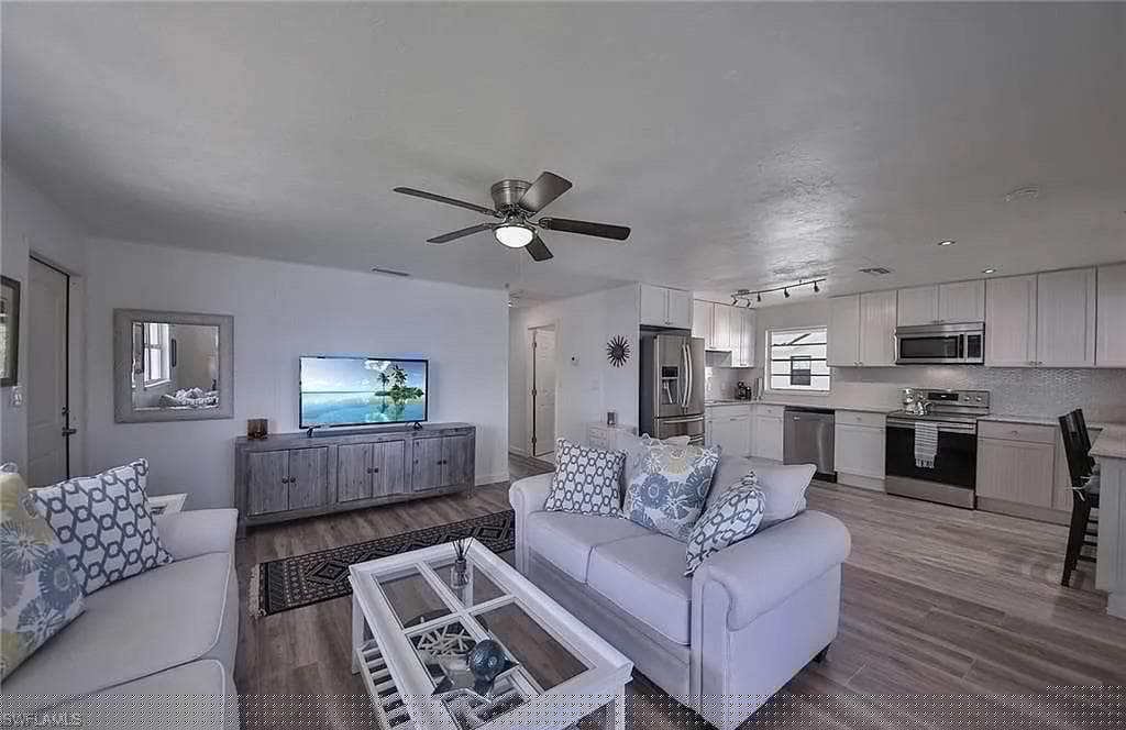 31 Pelican St W, Naples, FL 34113-8
