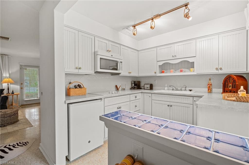 432 3rd Ave N, Naples, FL 34102-9