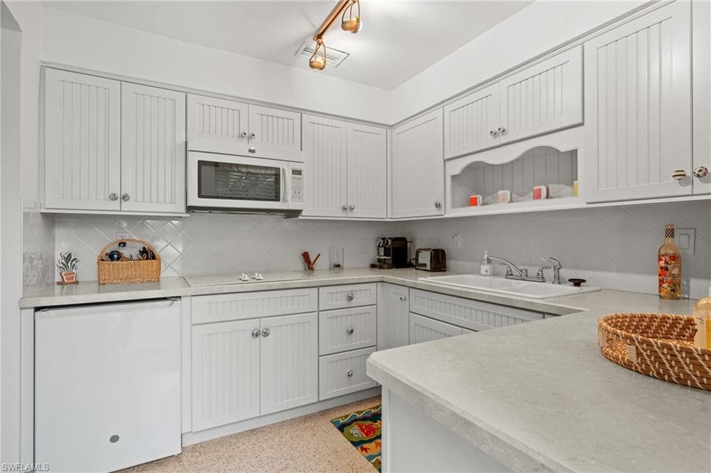 432 3rd Ave N, Naples, FL 34102-10