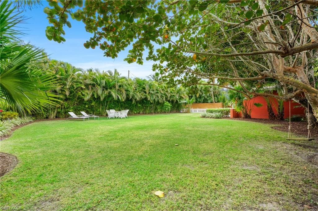 432 3rd Ave N, Naples, FL 34102-19
