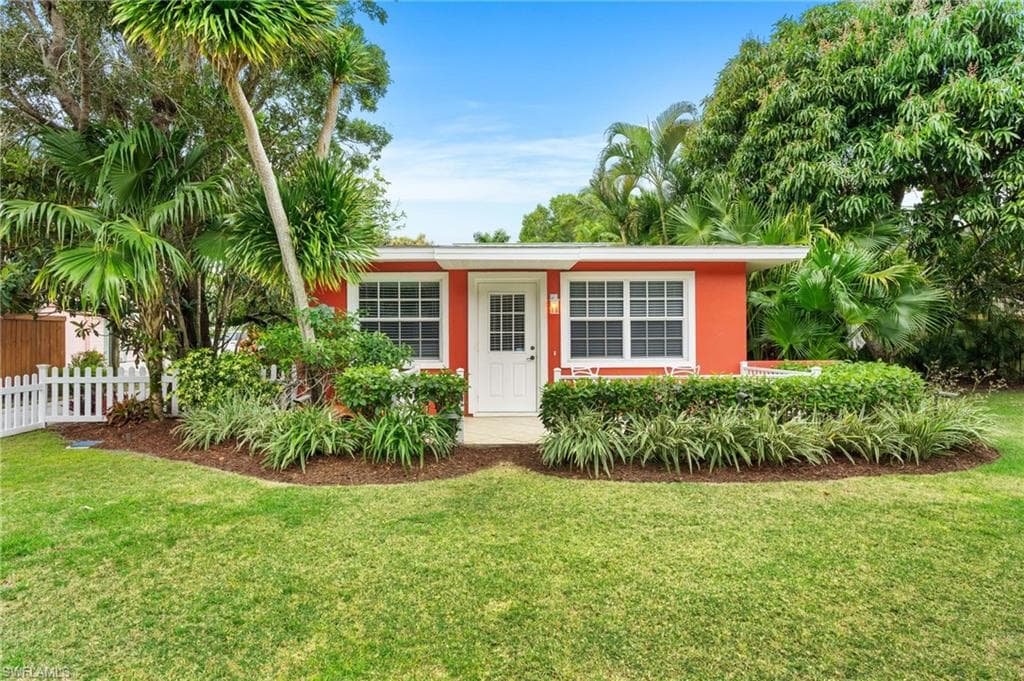 432 3rd Ave N, Naples, FL 34102-20