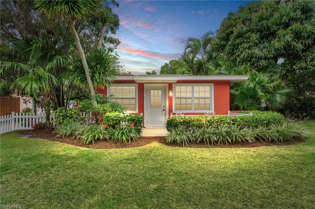 432 3rd Ave N, Naples, FL 34102-21