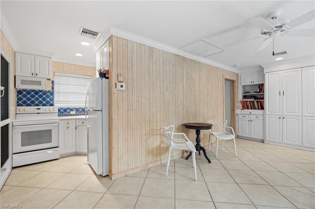 432 3rd Ave N, Naples, FL 34102-26