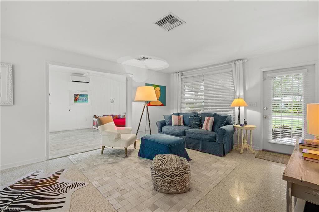 432 3rd Ave N, Naples, FL 34102-6