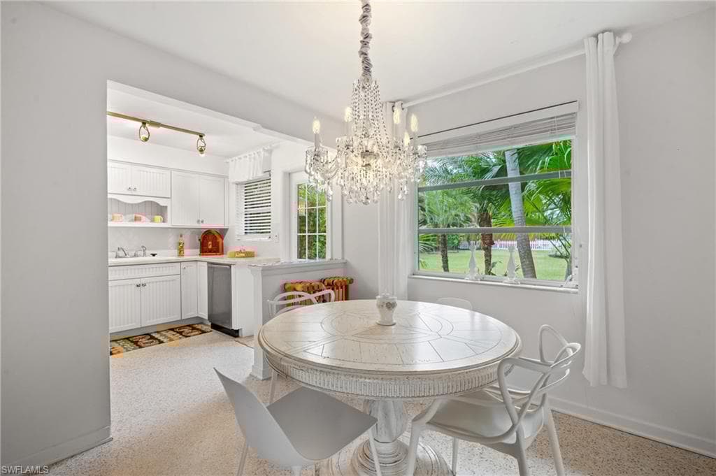 432 3rd Ave N, Naples, FL 34102-8