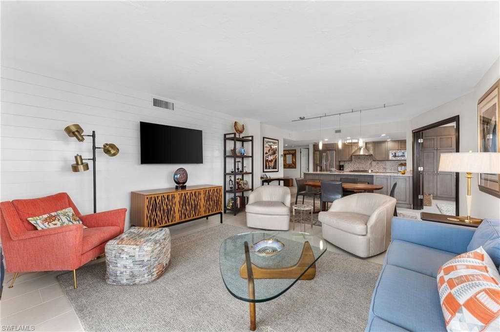 10482 Gulf Shore Dr 221, Naples, FL 34108-13