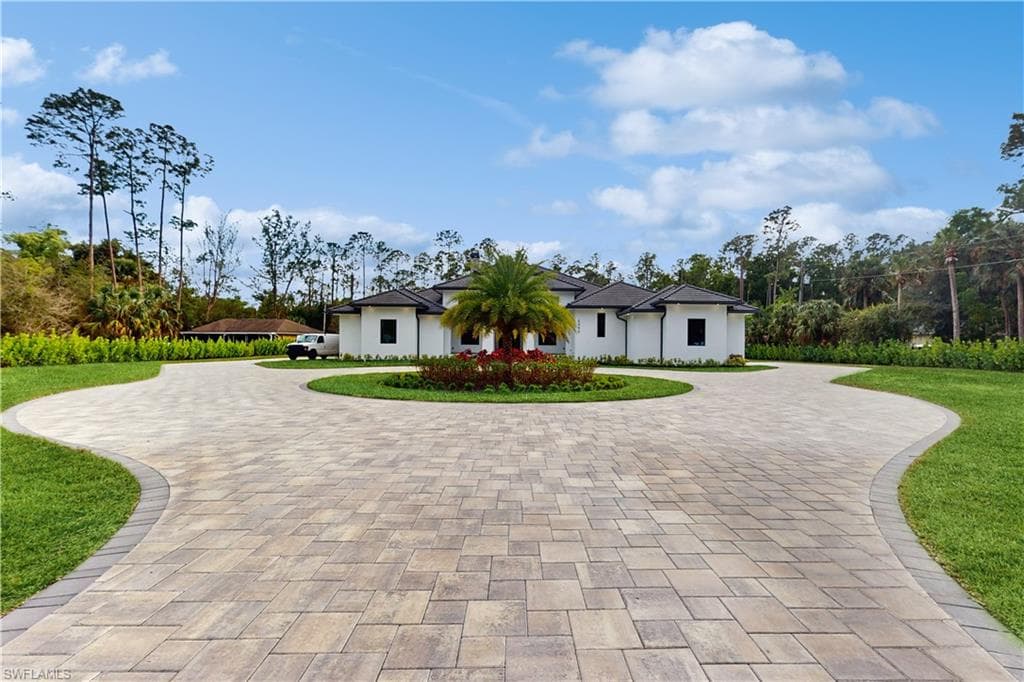 5990 English Oaks Ln, Naples, FL 34119-3