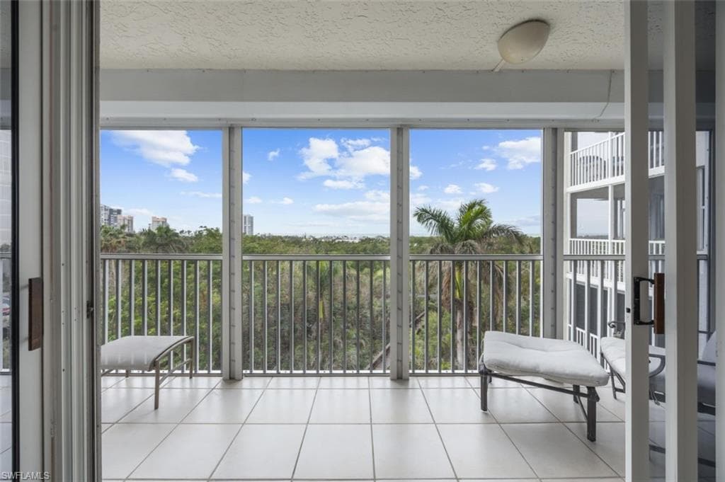 5550 Heron Point Dr 402, Naples, FL 34108-26