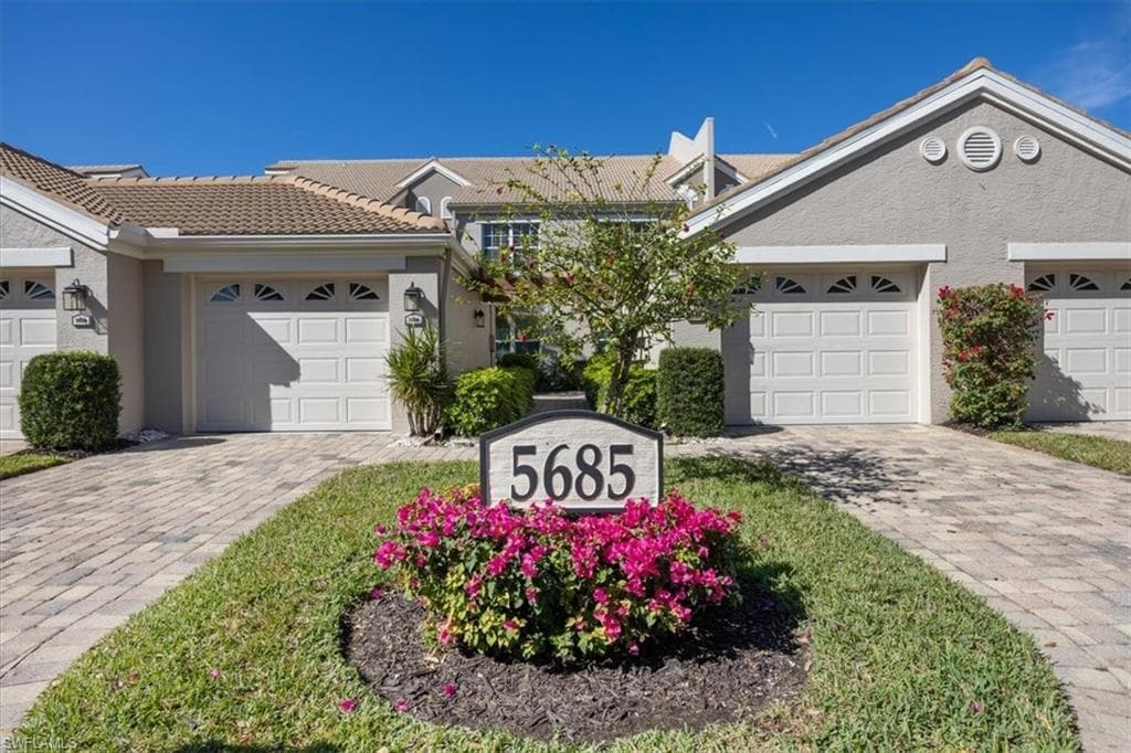 5685 Heron Ln 304, Naples, FL 34110-1
