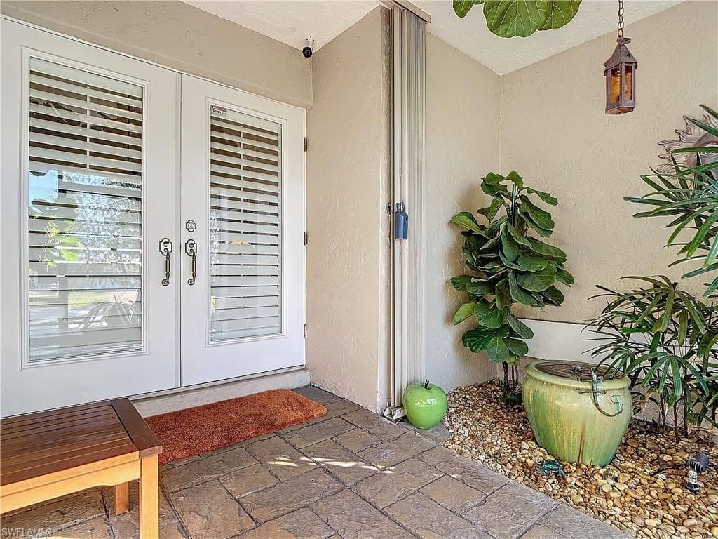 1659 Sandpiper St E, Naples, FL 34102-5