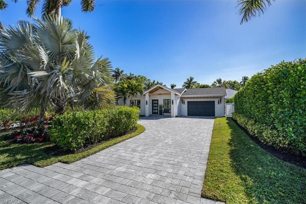 1268 13th Ave N, Naples, FL 34102-35