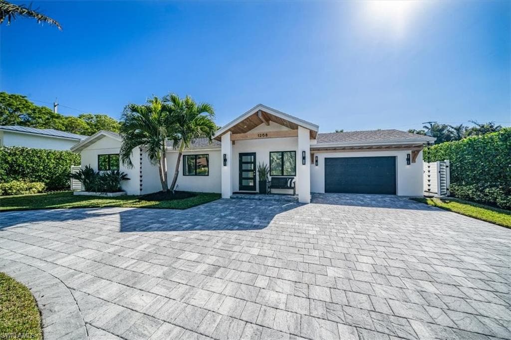 1268 13th Ave N, Naples, FL 34102-39