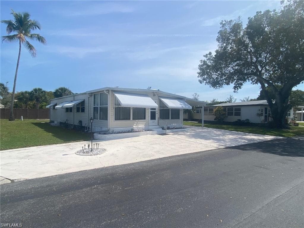 137 Enchanting Blvd, Naples, FL 34112-1