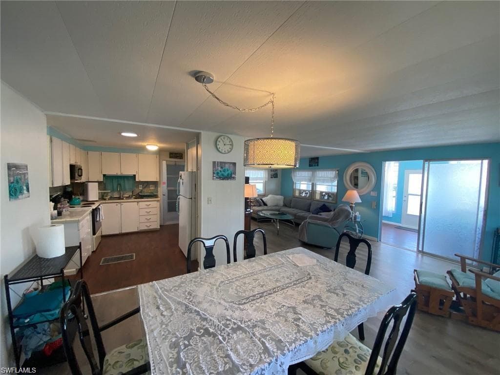 137 Enchanting Blvd, Naples, FL 34112-8