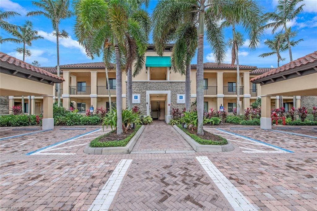1035 Sandpiper St F-104, Naples, FL 34102-2