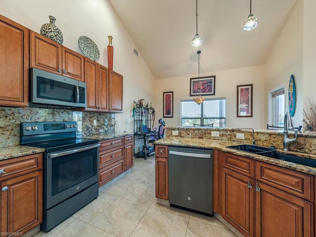1928 34th Ave, Cape Coral, FL 33993-7