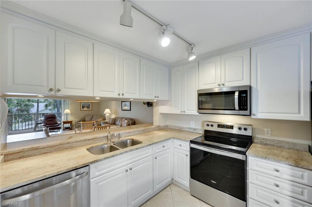 3072 Sandpiper Bay Cir M203, Naples, FL 34112-4