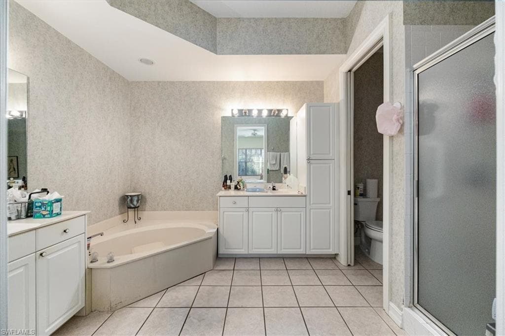 780 Bentwater Cir 201, Naples, FL 34108-12