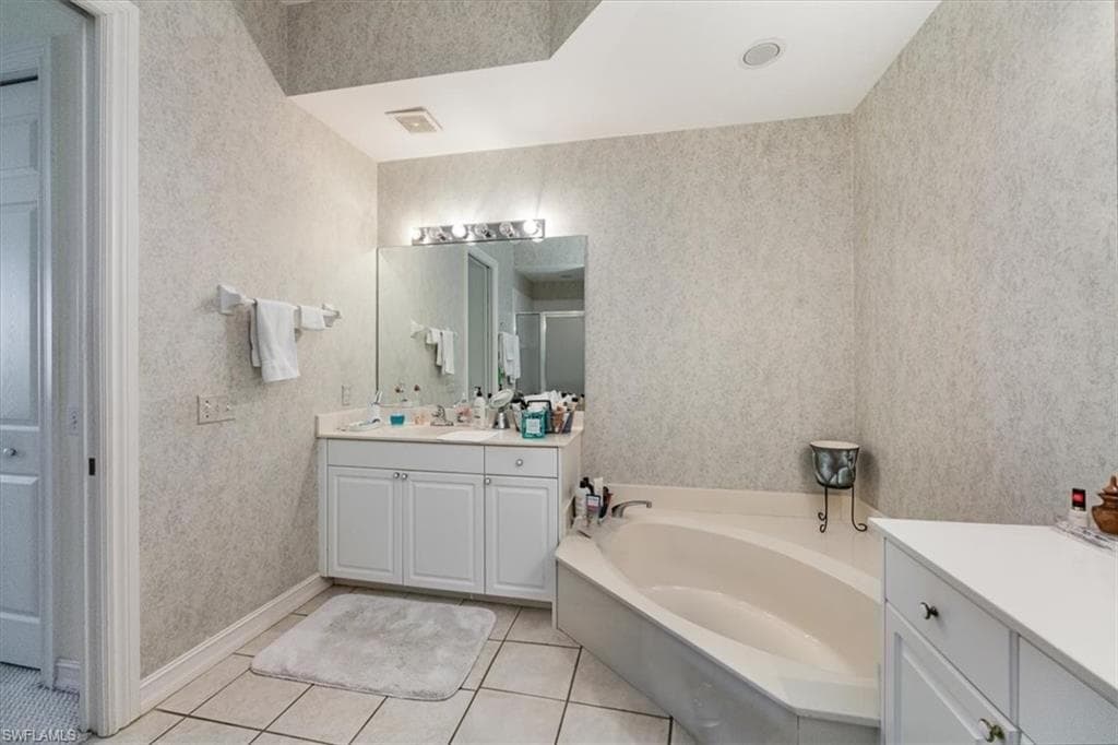 780 Bentwater Cir 201, Naples, FL 34108-13
