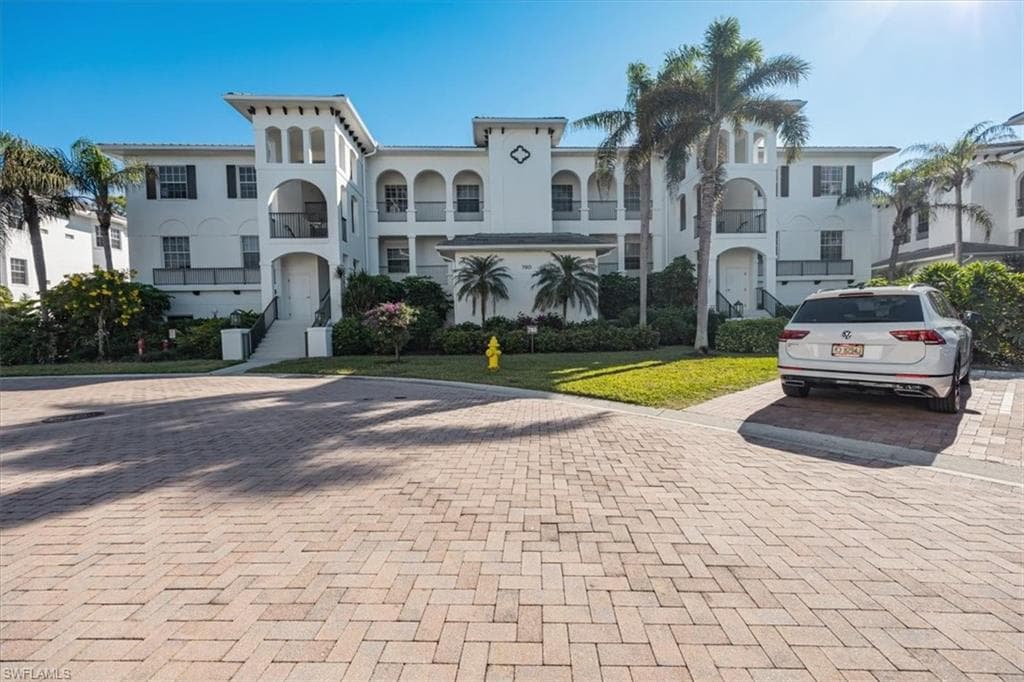 780 Bentwater Cir 201, Naples, FL 34108-1