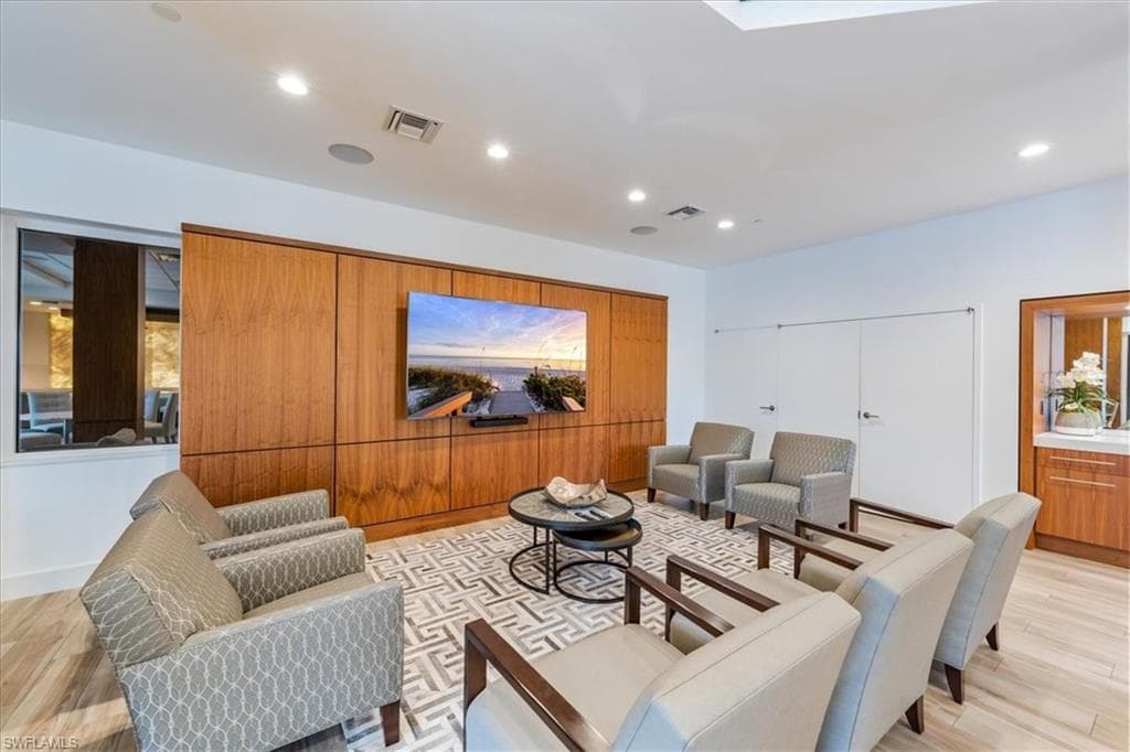 780 Bentwater Cir 201, Naples, FL 34108-26