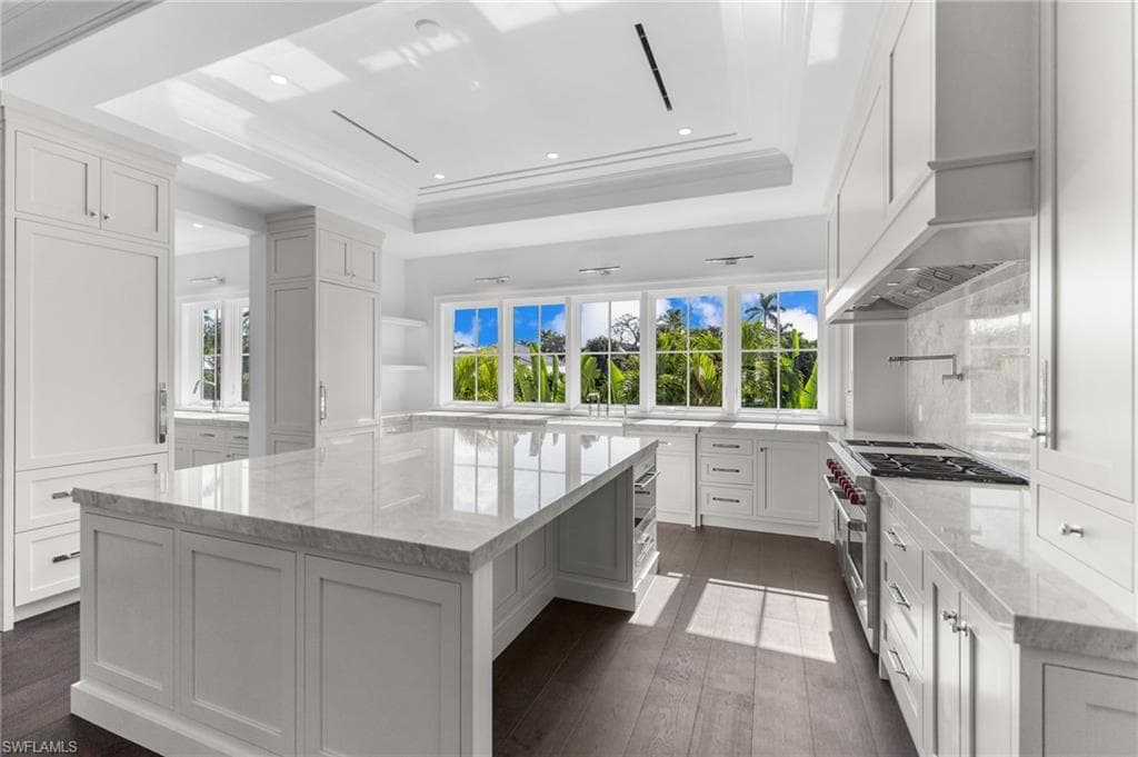 330 Hawser Ln, Naples, FL 34102-4