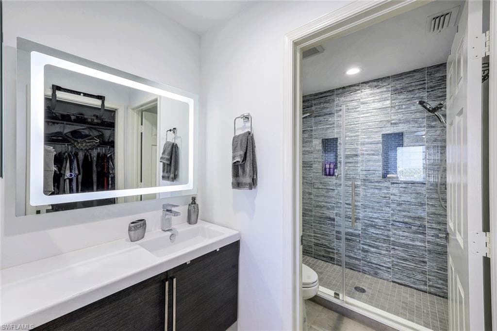 10684 Gulf Shore Dr B-302, Naples, FL 34108-17