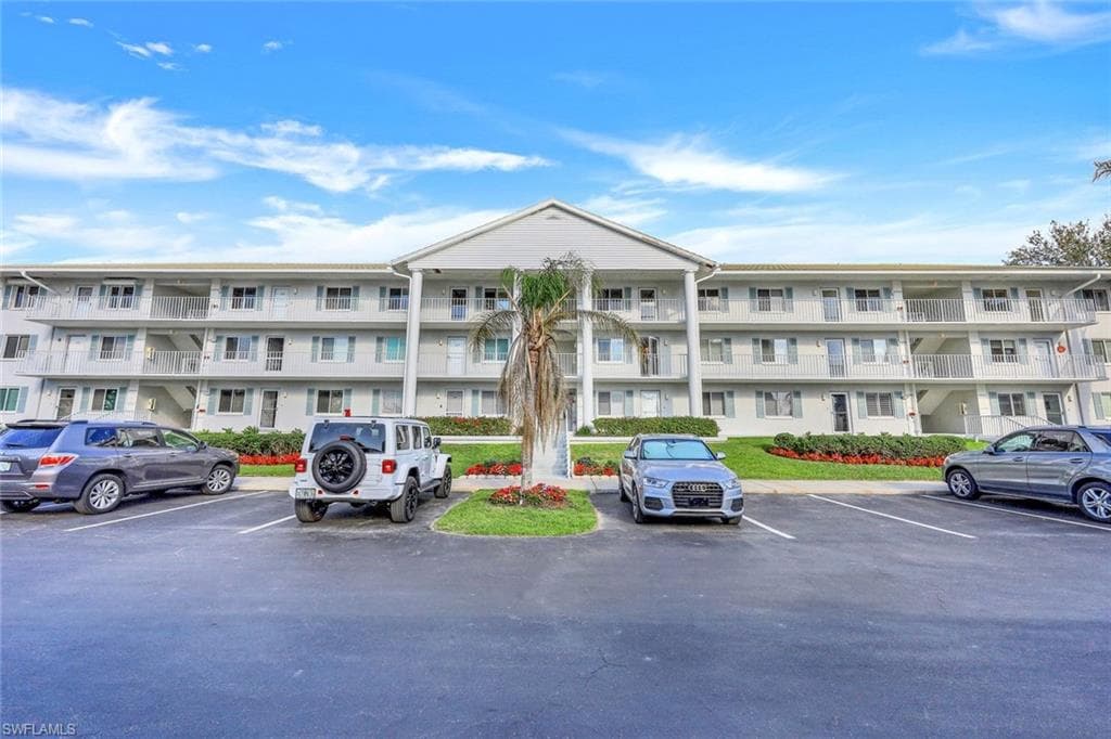 10684 Gulf Shore Dr B-302, Naples, FL 34108-23