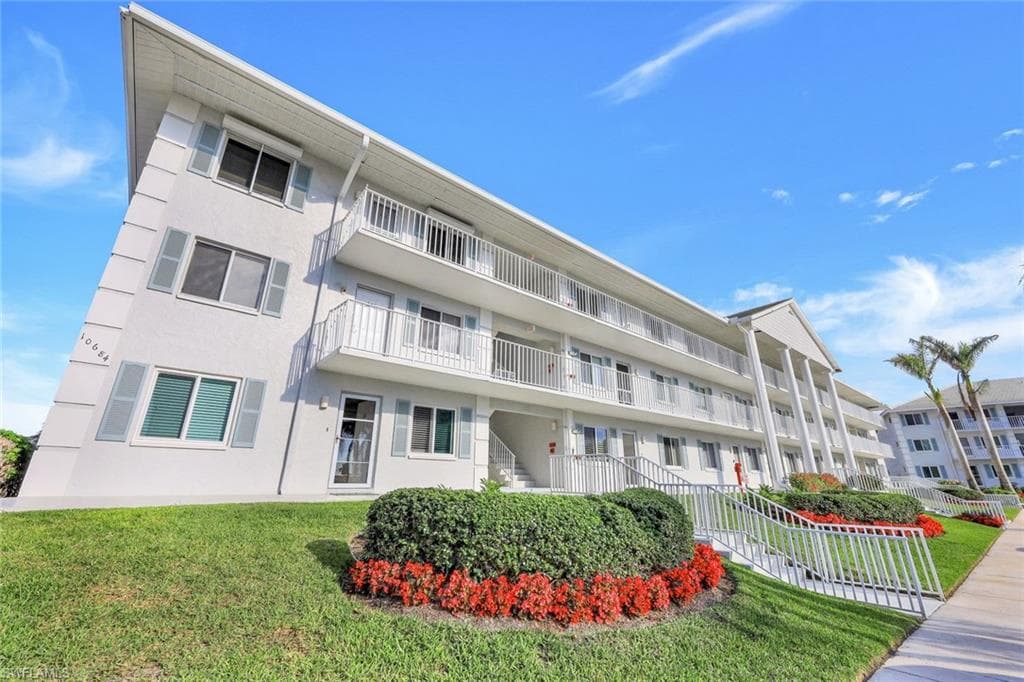 10684 Gulf Shore Dr B-302, Naples, FL 34108-24