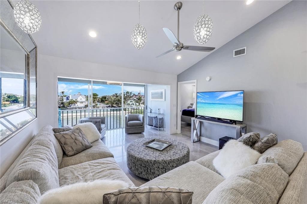 10684 Gulf Shore Dr B-302, Naples, FL 34108-3