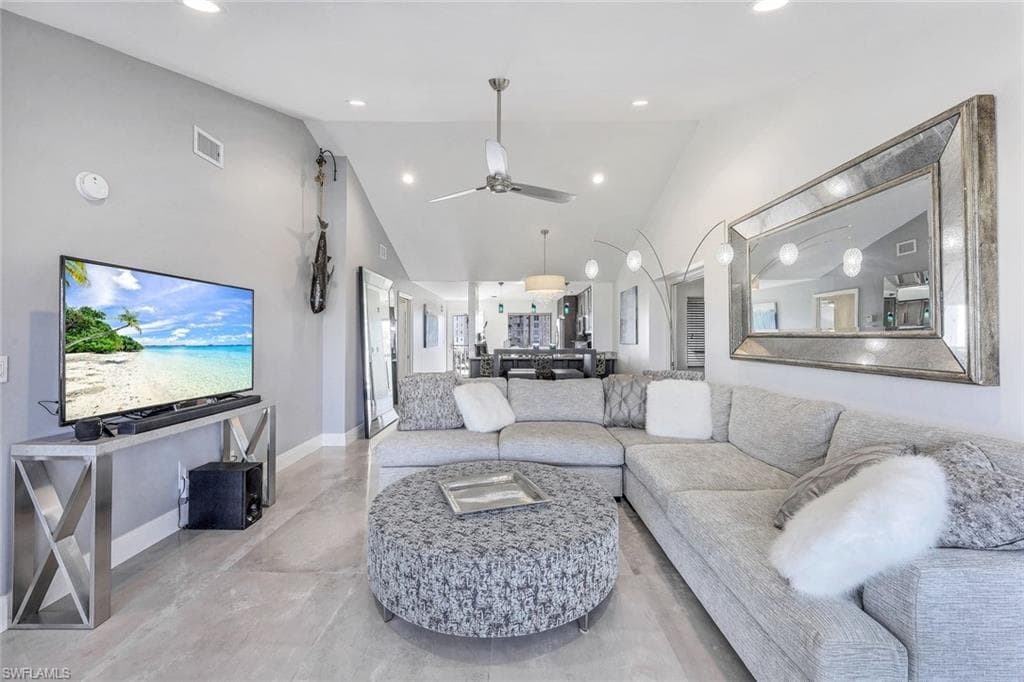 10684 Gulf Shore Dr B-302, Naples, FL 34108-6