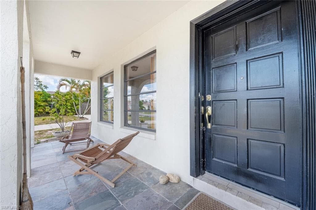 570 98th Ave N, Naples, FL 34108-4