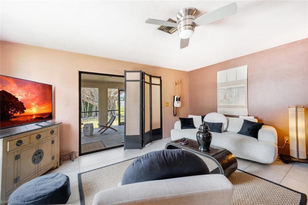 570 98th Ave N, Naples, FL 34108-8