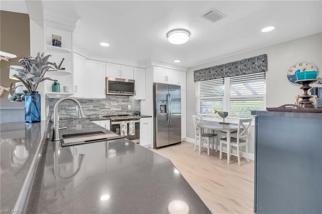 178 Round Key Cir G22, Naples, FL 34112-11